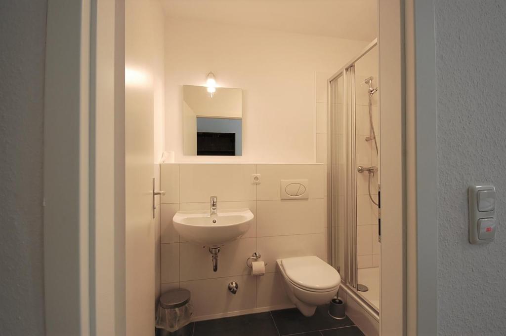 Badezimmer mit Dusche und WC