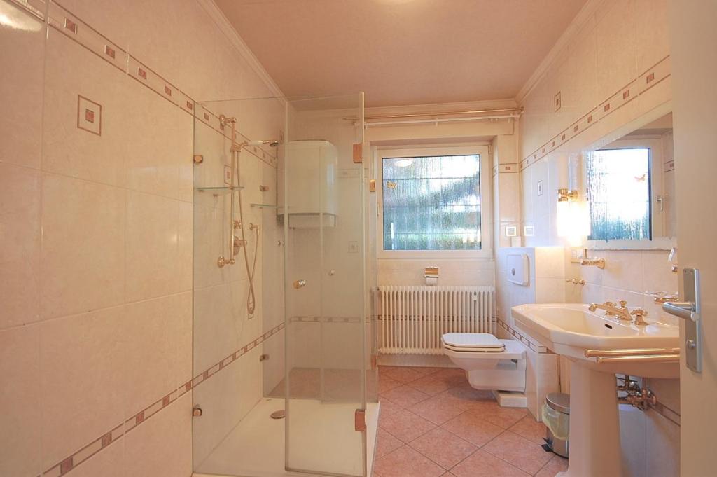 Großes, helles Badezimmer