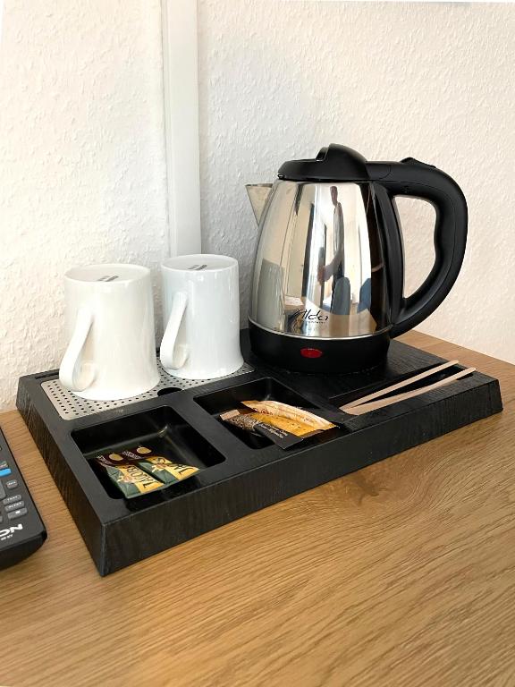 Wasserkocher mit Kaffee- und Teezubehör