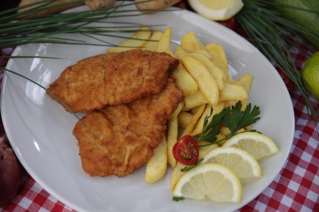Schnitzel mit Pommes und Zitrone