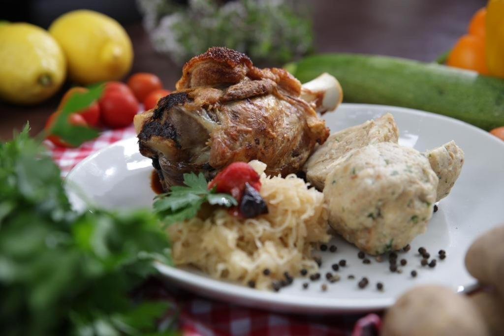 Schweinshaxe mit Sauerkraut und Knödel