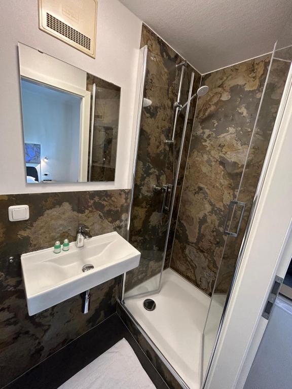 Badezimmer in Marmoroptik