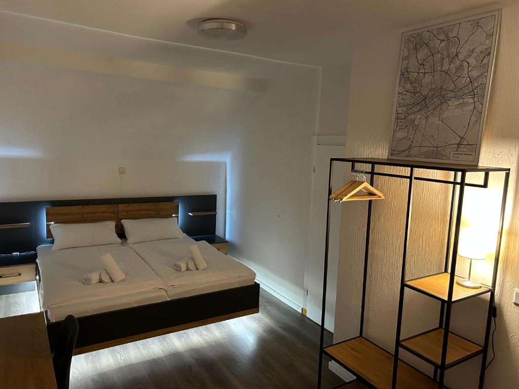 Zimmer mit Stadtplan-Poster