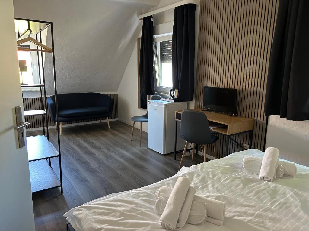 Dachzimmer mit Sessel und Schreibtisch