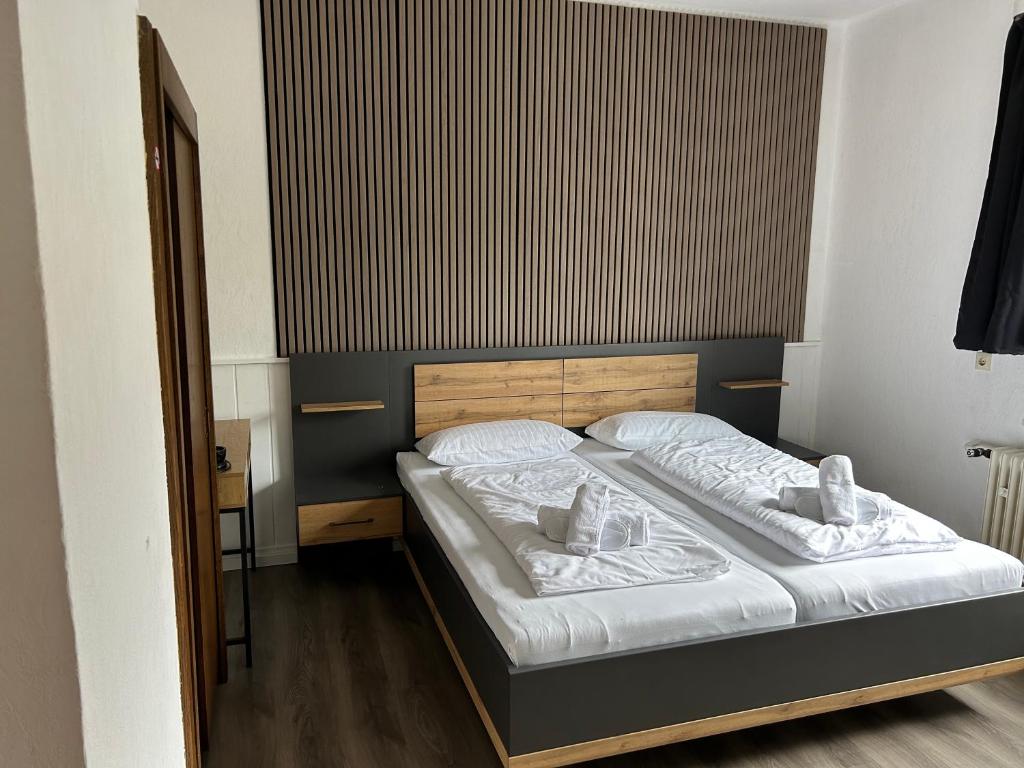 Doppelbett mit frischen Handtüchern