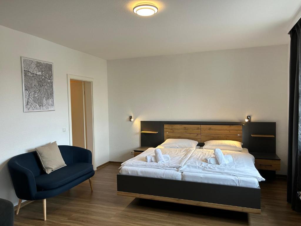 Zimmer mit Sessel und Stadtplan