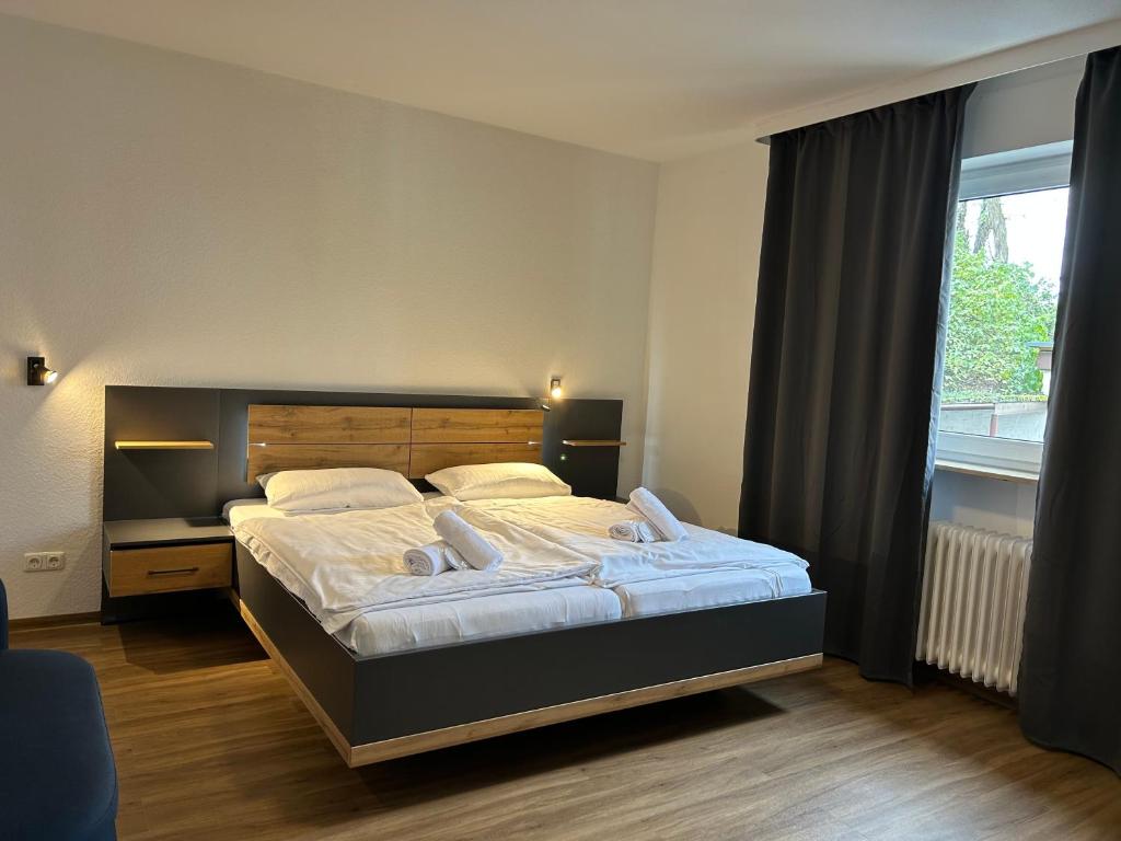 Zimmer mit Fenster und Vorhängen