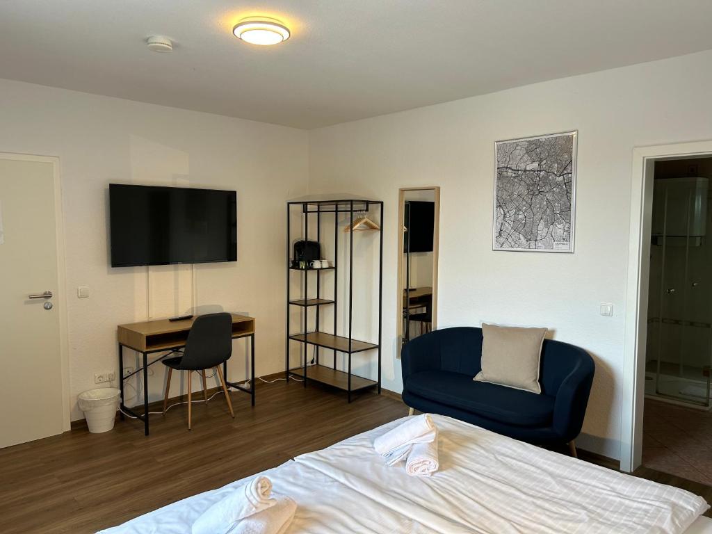 Zimmer mit Sofa und Flachbild-TV