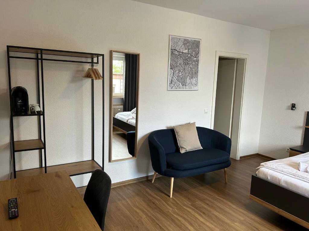 Zimmer mit blauem Sessel und Spiegel