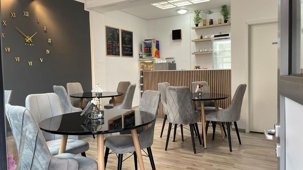Frühstücksraum mit großer Wanduhr
