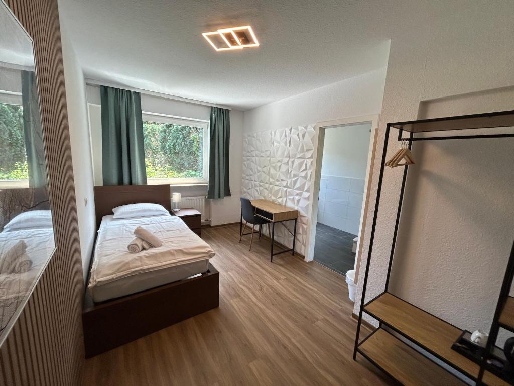 Zimmer mit Schreibtisch und Bad