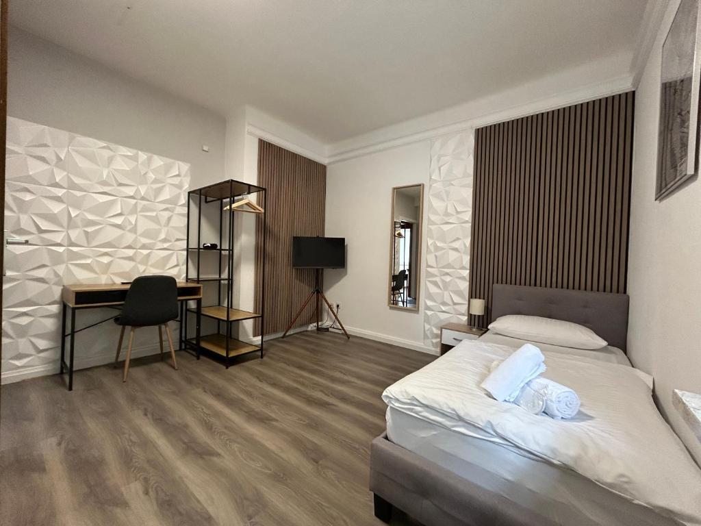 Helles Zimmer mit Schreibtisch und 3D-Wand