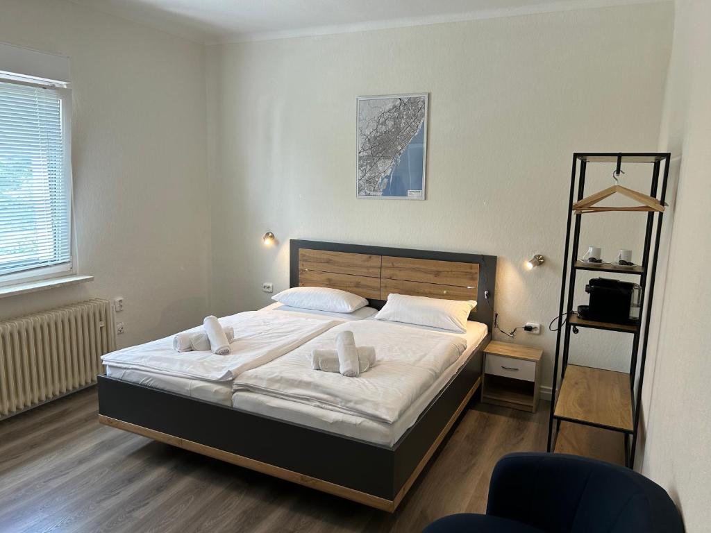 Zimmer mit Stadtplan und Regal