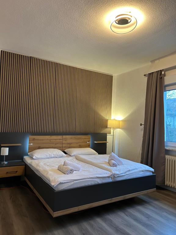 Doppelbett mit Holzlamellenwand